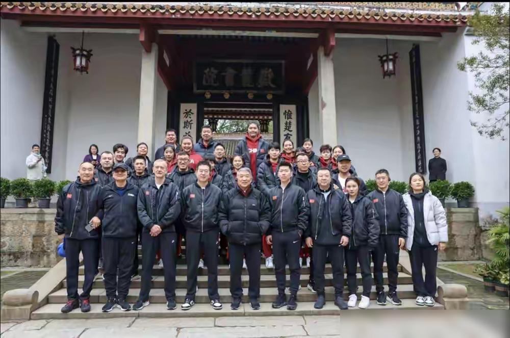 被队长当众指着鼻子骂，他真能带好女篮？
暂停时，队长雷蒙直接冲他爆粗口，手指头