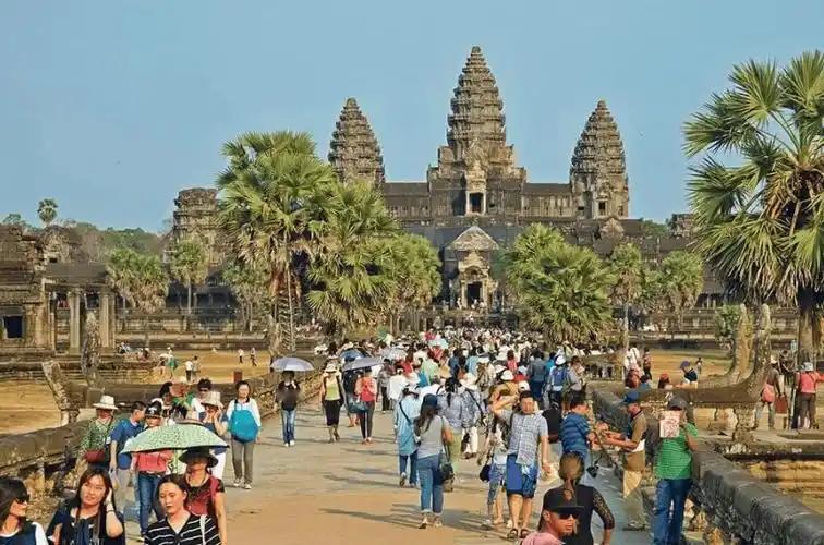 柬埔寨其实对中国人非常不友好，去柬埔寨旅游，中国游客过海关要被收小费，日本人从来