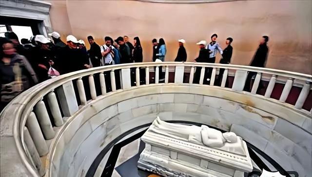 很多人去南京中山陵，顶多就在祭堂转转，其实祭堂后头那扇门里头，才是孙中山先生真正