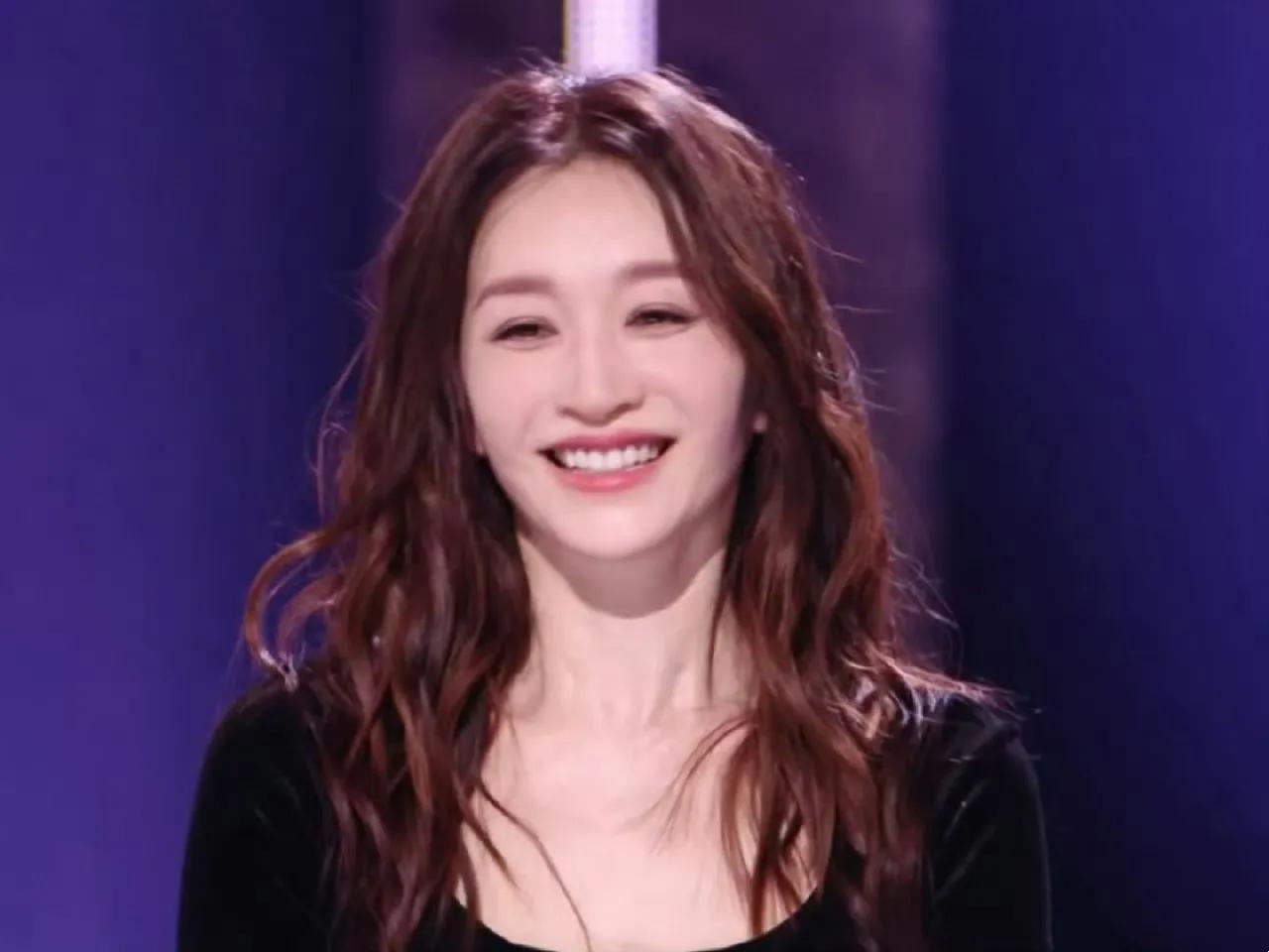 李小冉才是“黑天鹅本鹅”！
一袭黑色丝绒长裙，冷白皮在灯光下反光到刺眼，天鹅颈、