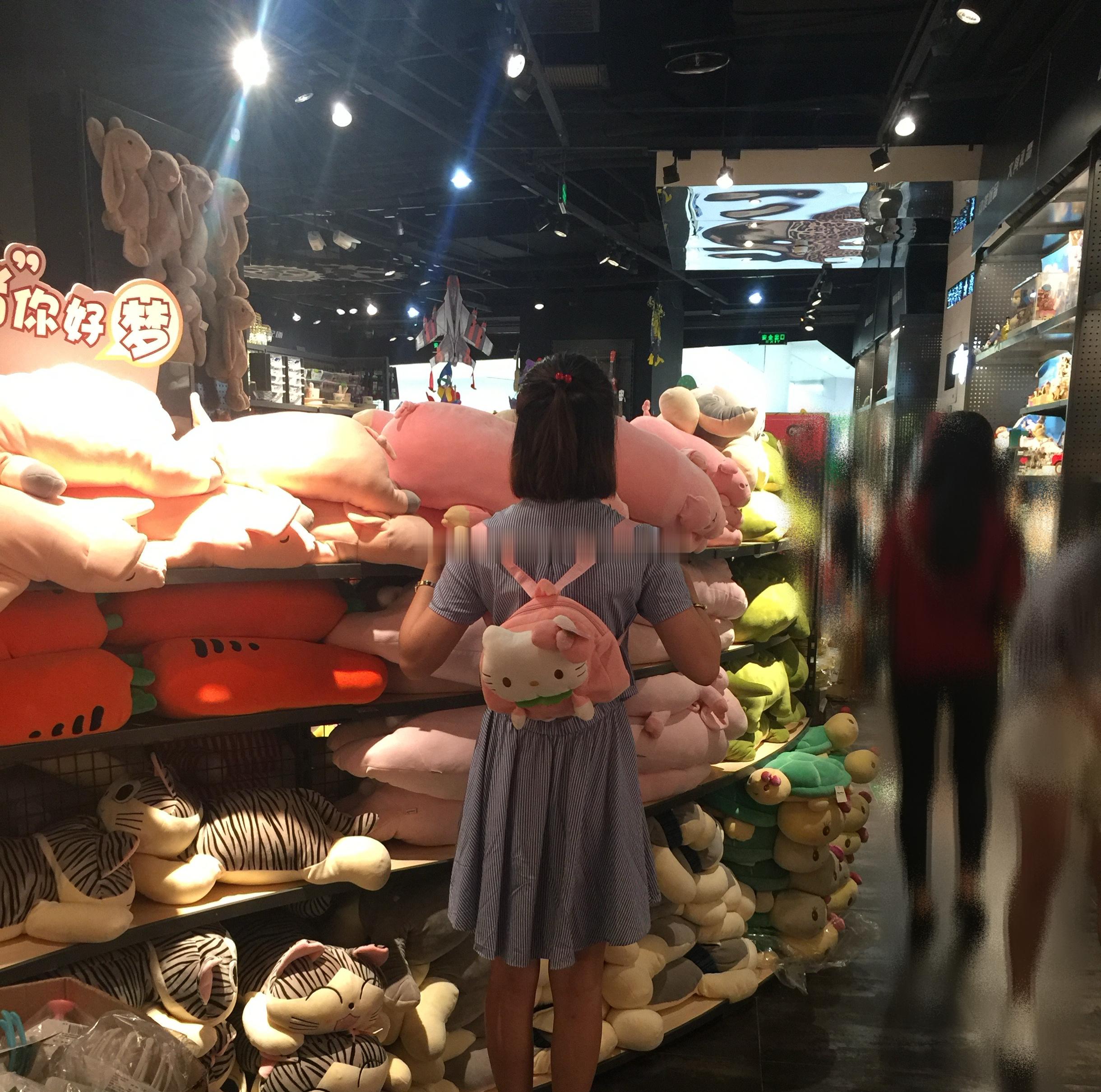 每当看以前的照片就会感慨 人为什么不能永远在大学阶段度过呢 