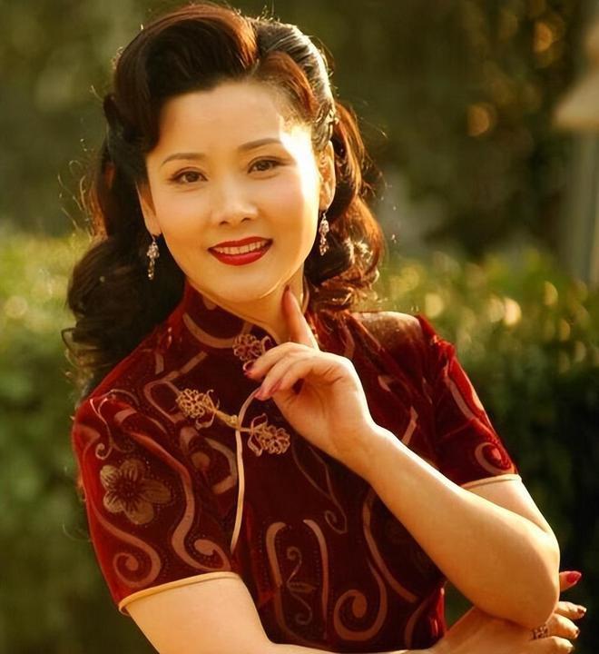 演员，何赛飞说，四岁的时候，我父母离异，我就和妹妹分开了，十几岁的时候才见面，这