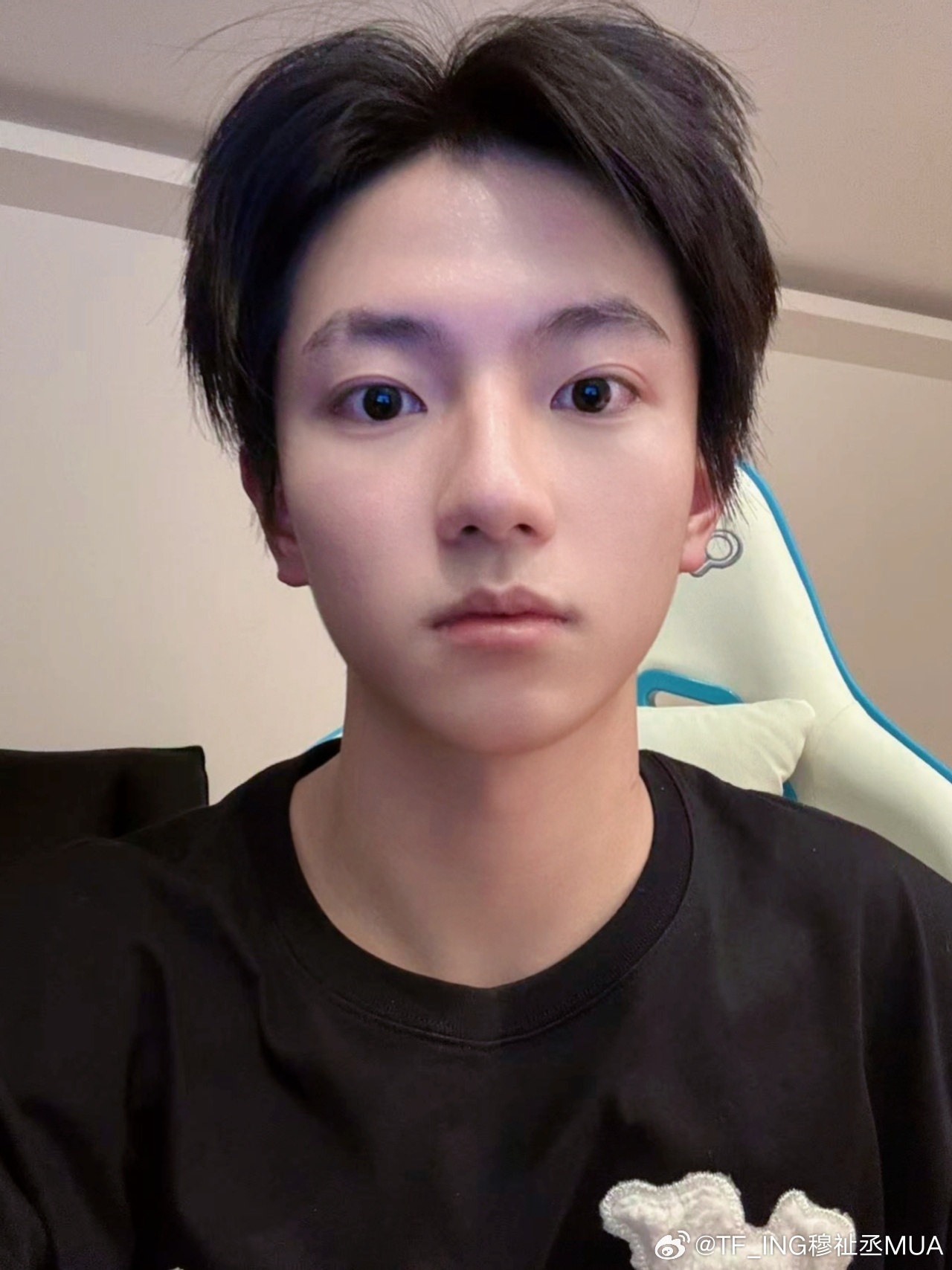 看样子像是去年新音结束之后吧，小断眉hiahiahia穆祉丞