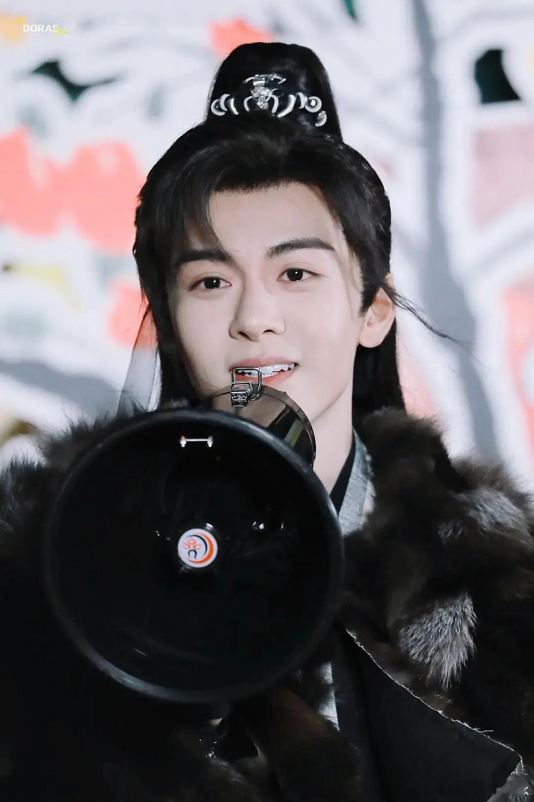 真的心疼曾舜晞拍摄这剧时在新疆冰天雪地二十多天拍打戏受的罪，手上冻疮都过了很久才