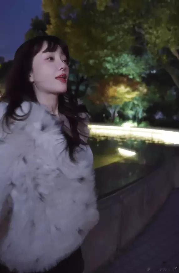 分享娱乐李小璐复刻古早千金妆 44岁状态依旧宛如少女 