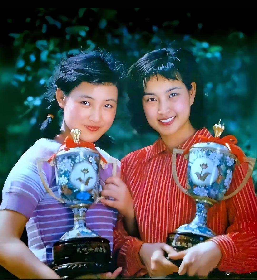 1980年，第三届大众电影百花奖。刘晓庆和陈冲凭借电影《小花》双双获奖，手里是当