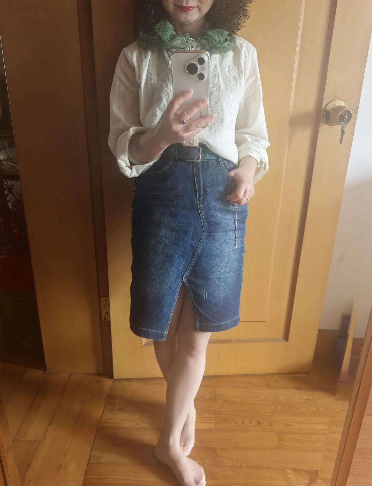 50+职业女性夏日个性穿搭
闷热暂歇日子也清脆起来了，白衬衫与牛仔的搭配满满的青