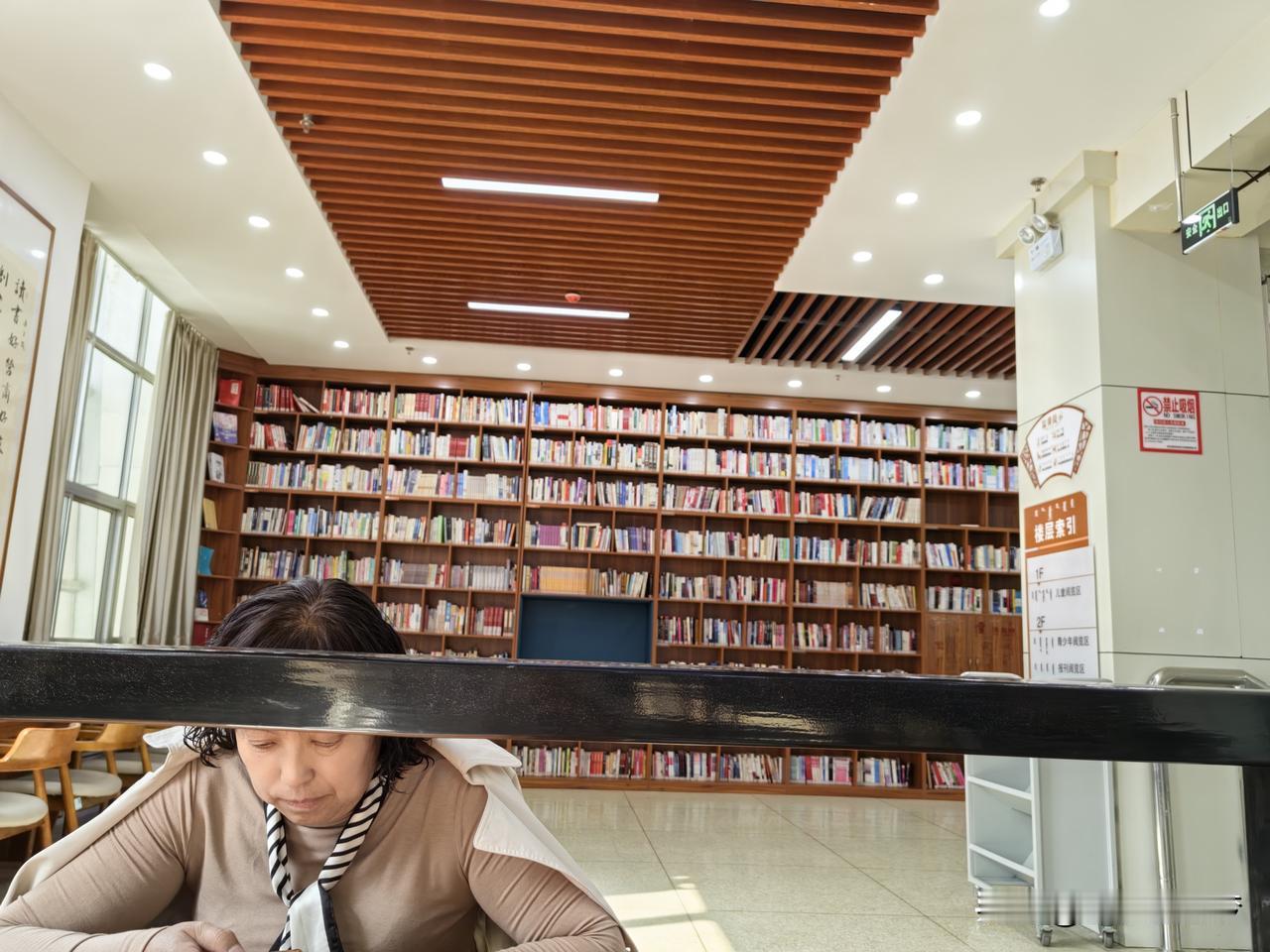 每当和朋友去图书馆读书，心情愉悦，不被世俗烦扰，可以静心，可以愉悦地度过一天。