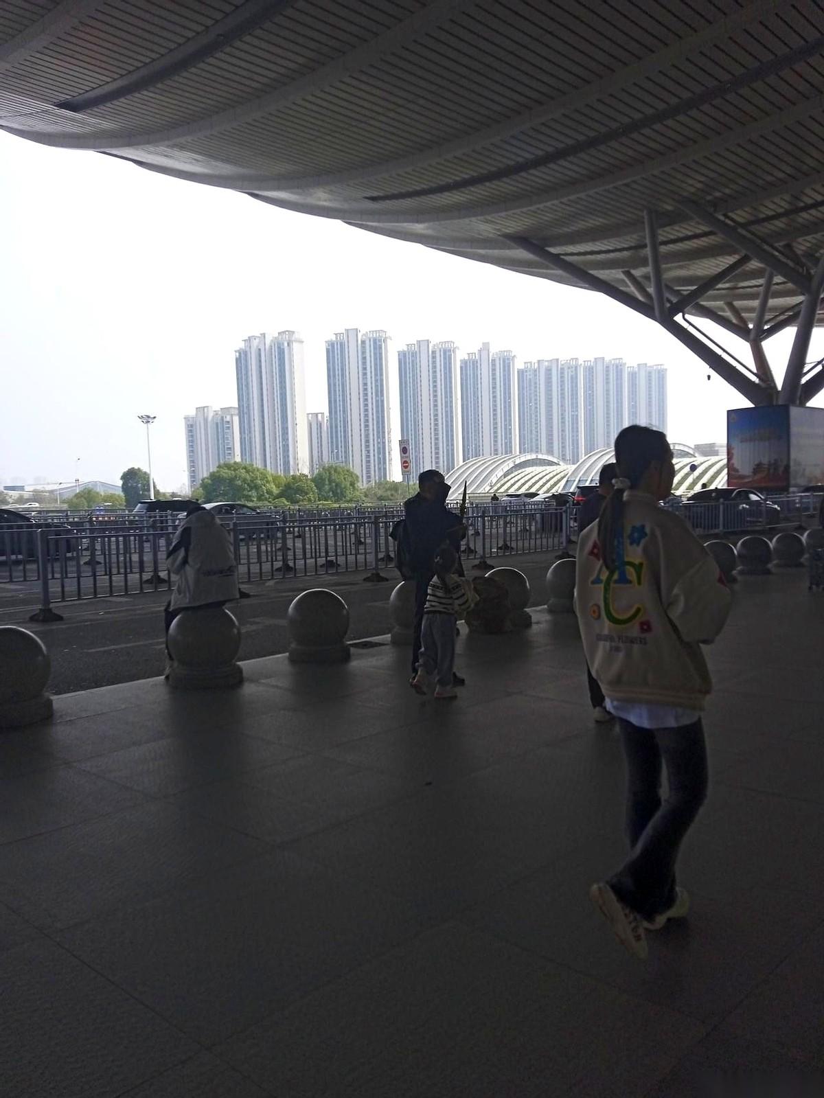 肿瘤科病房，最怕的不是疼，是隔壁床突然空了。
昨天还冲我咧嘴笑的大叔，说想吃口闺