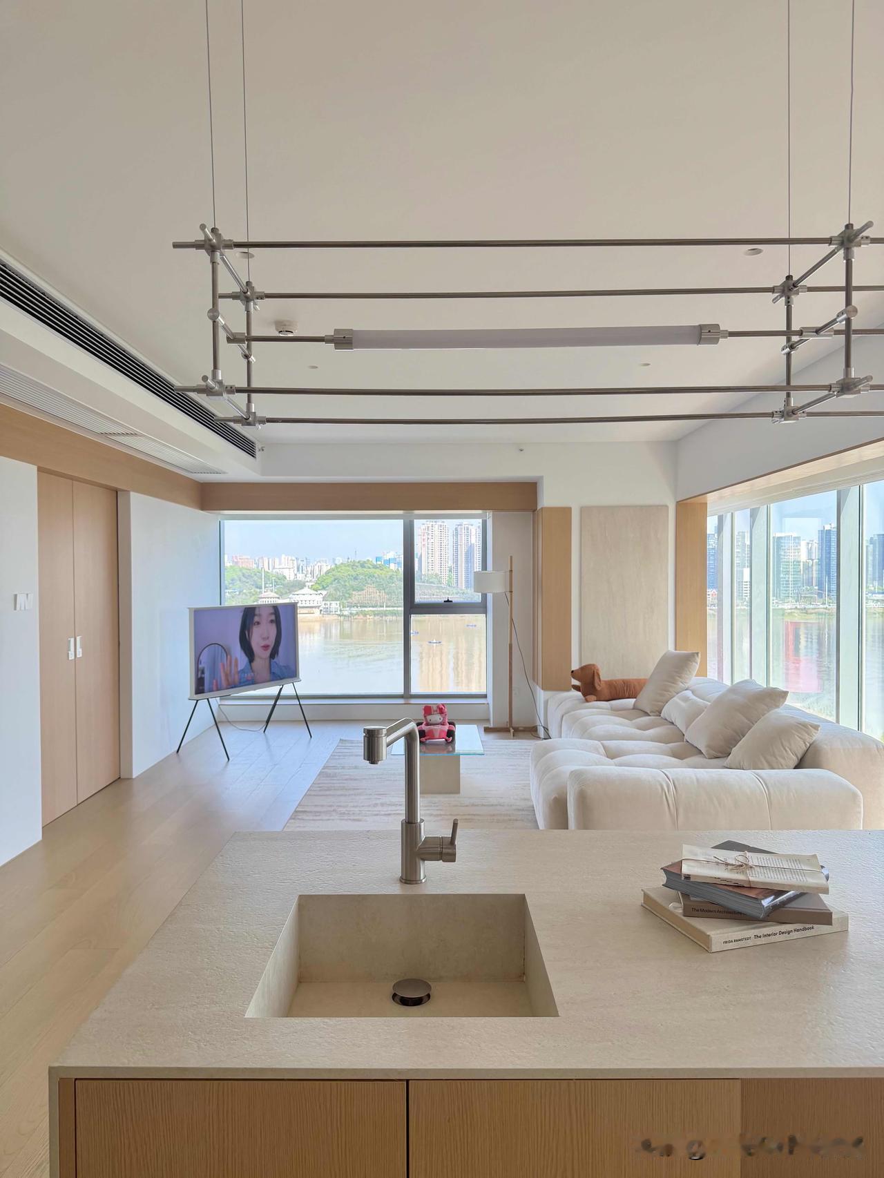 越简单·越高级｜上海江景极简原木家✨

上海设计师新作｜9米大横厅·无主灯·一线