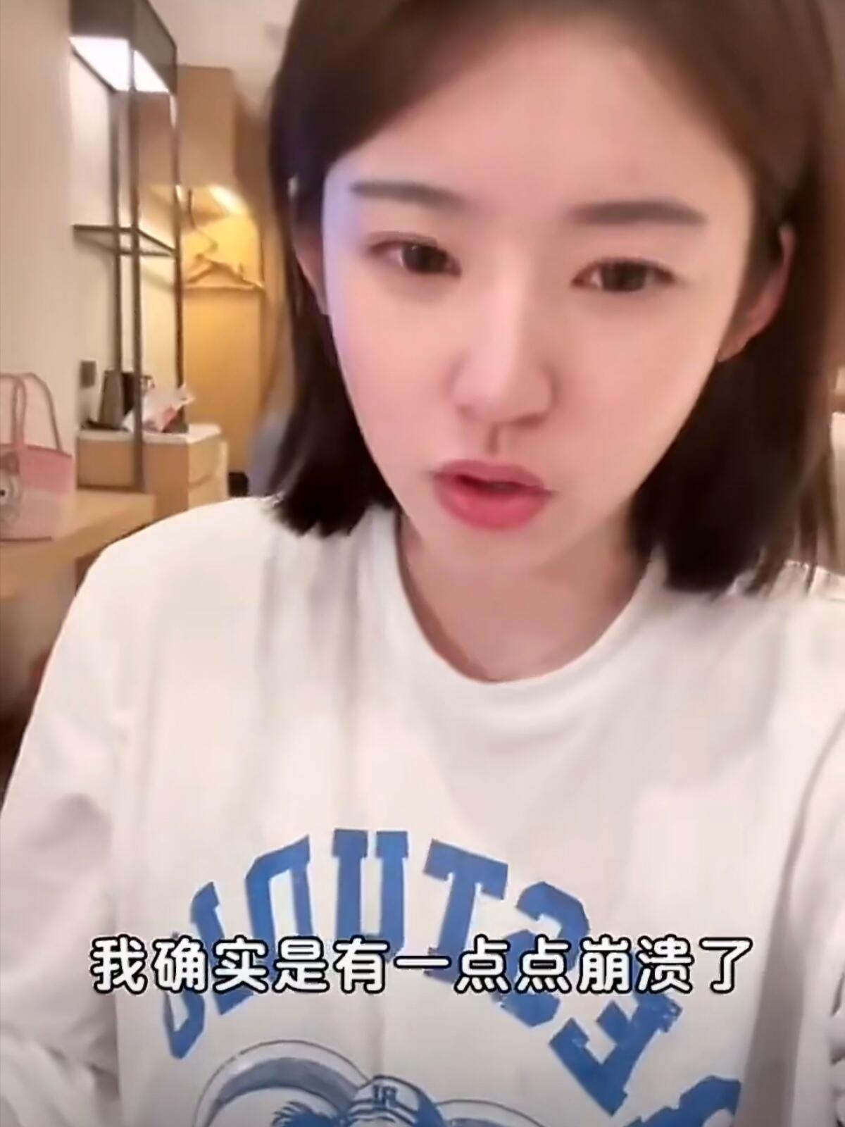 黄一鸣女儿签约公司我真的有点心疼这个小孩了，感觉黄一鸣从头到尾都只是拿闪闪当工具