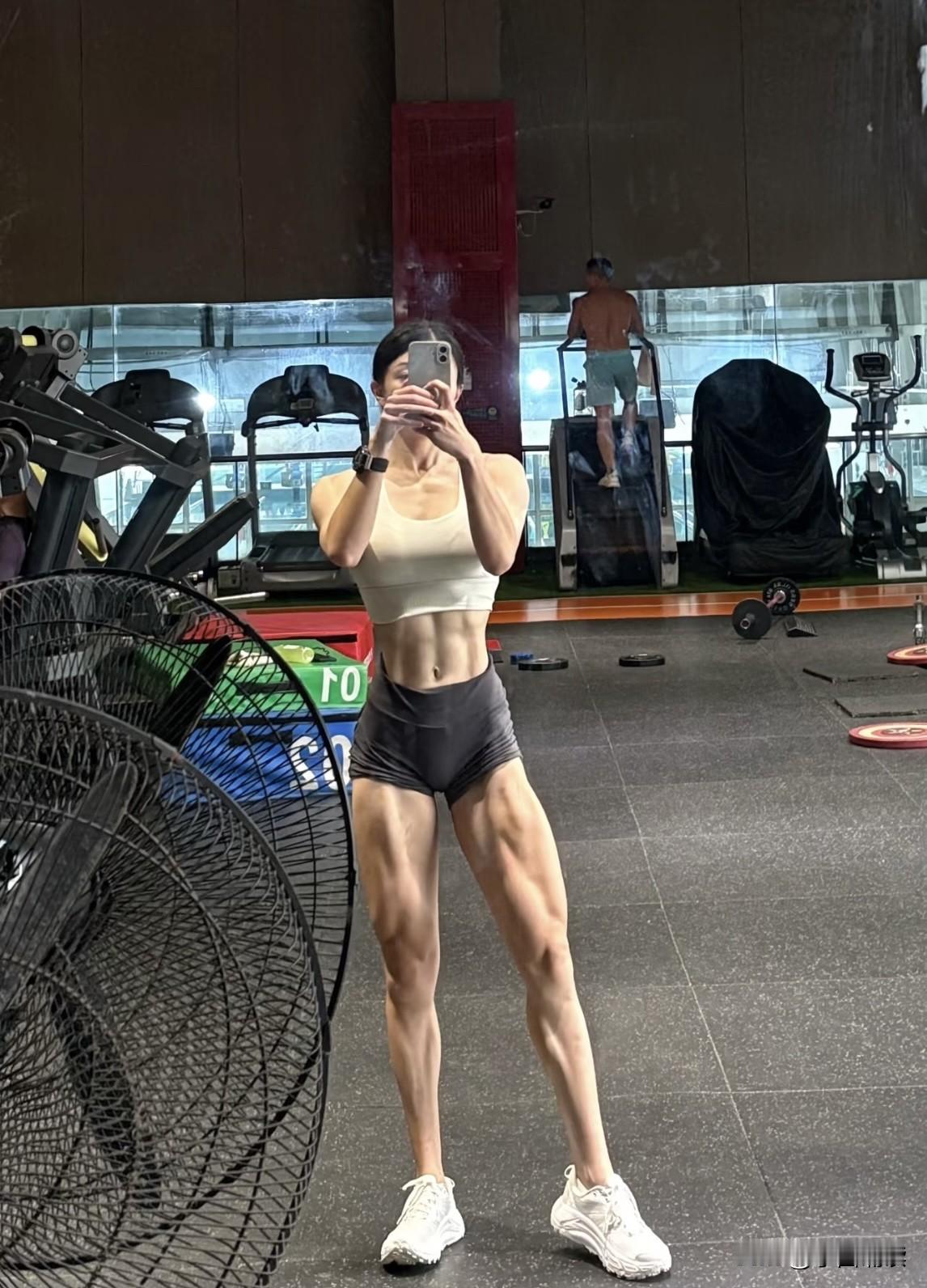 目测一下，这位女士的体脂是多少？感觉有点女版詹姆斯的味道！
