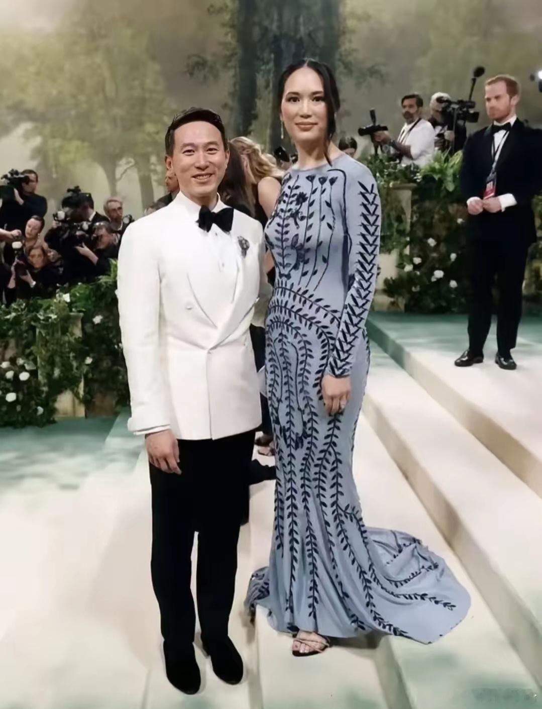 看到这张照片，周受资老婆的气场居然完爆周受资本人 