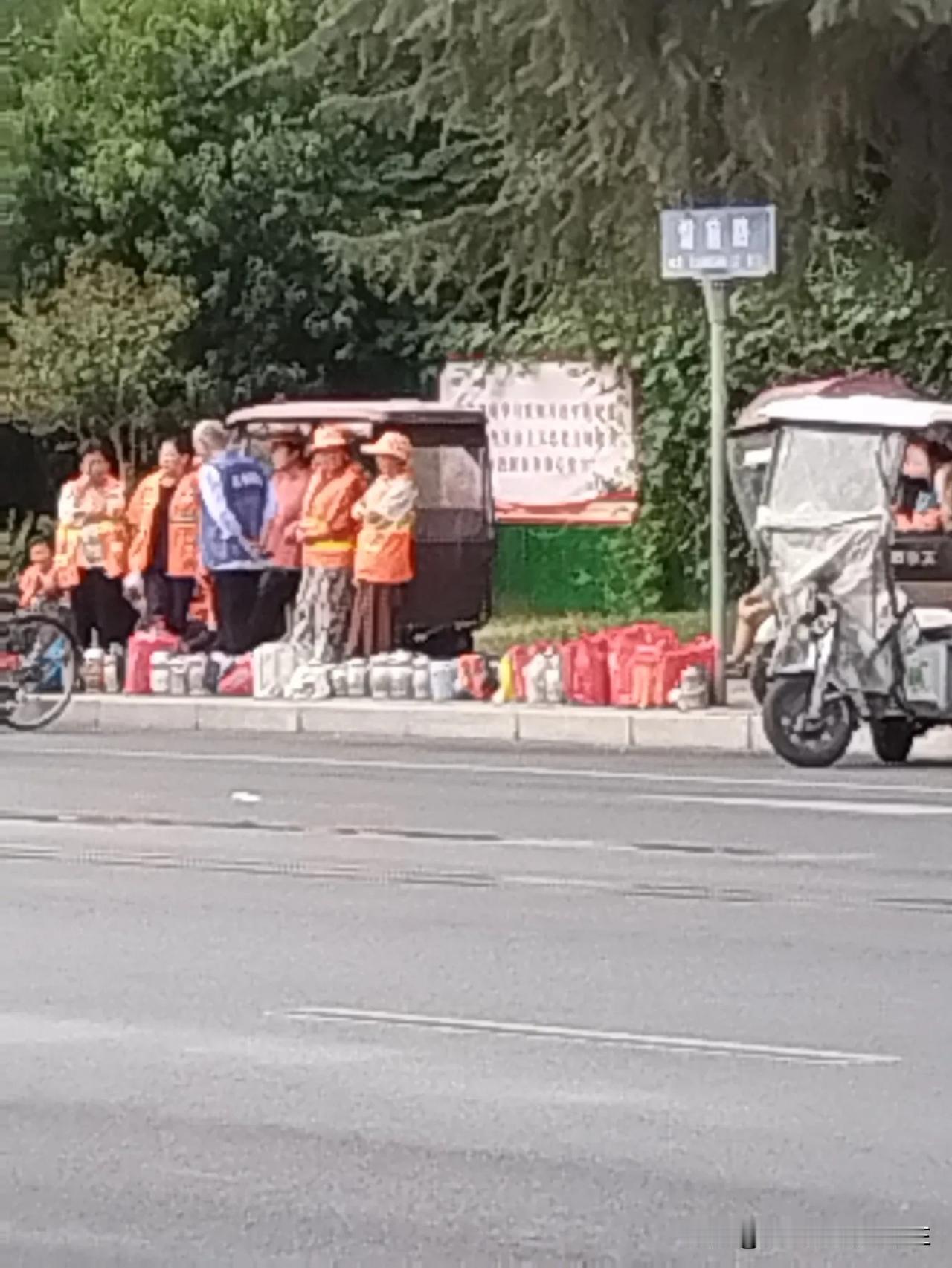环卫工晚餐开饭了
饭桶排起了长龙，等待开饭时间的到来，你能发现什么呢？