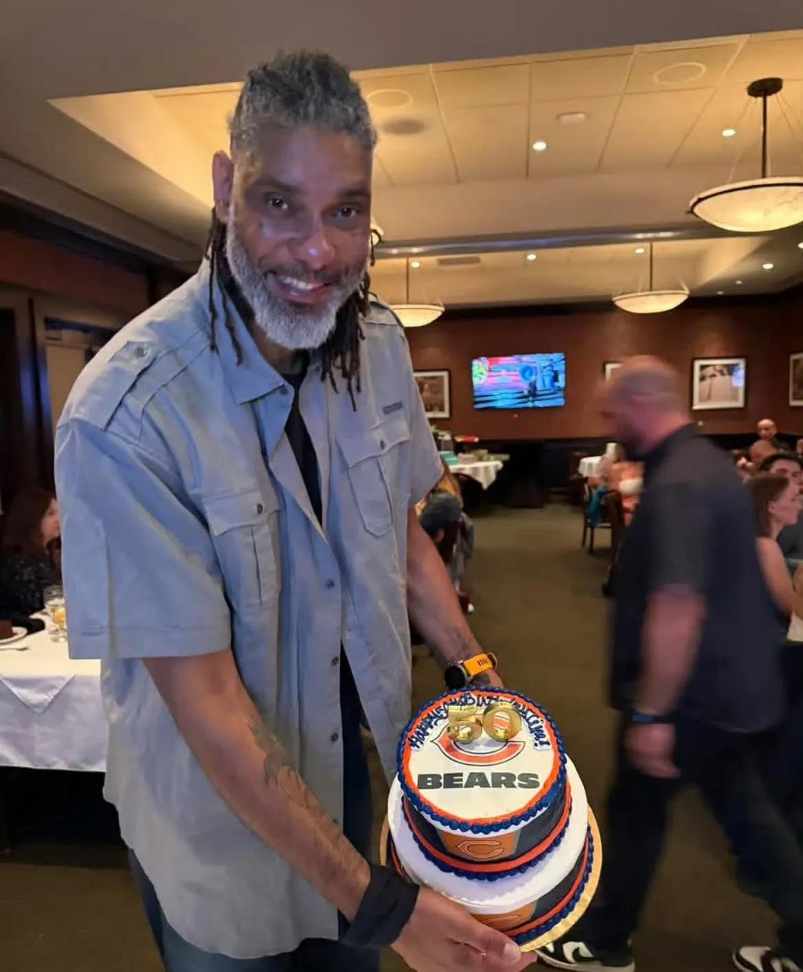 邓肯晒50岁生日蛋糕