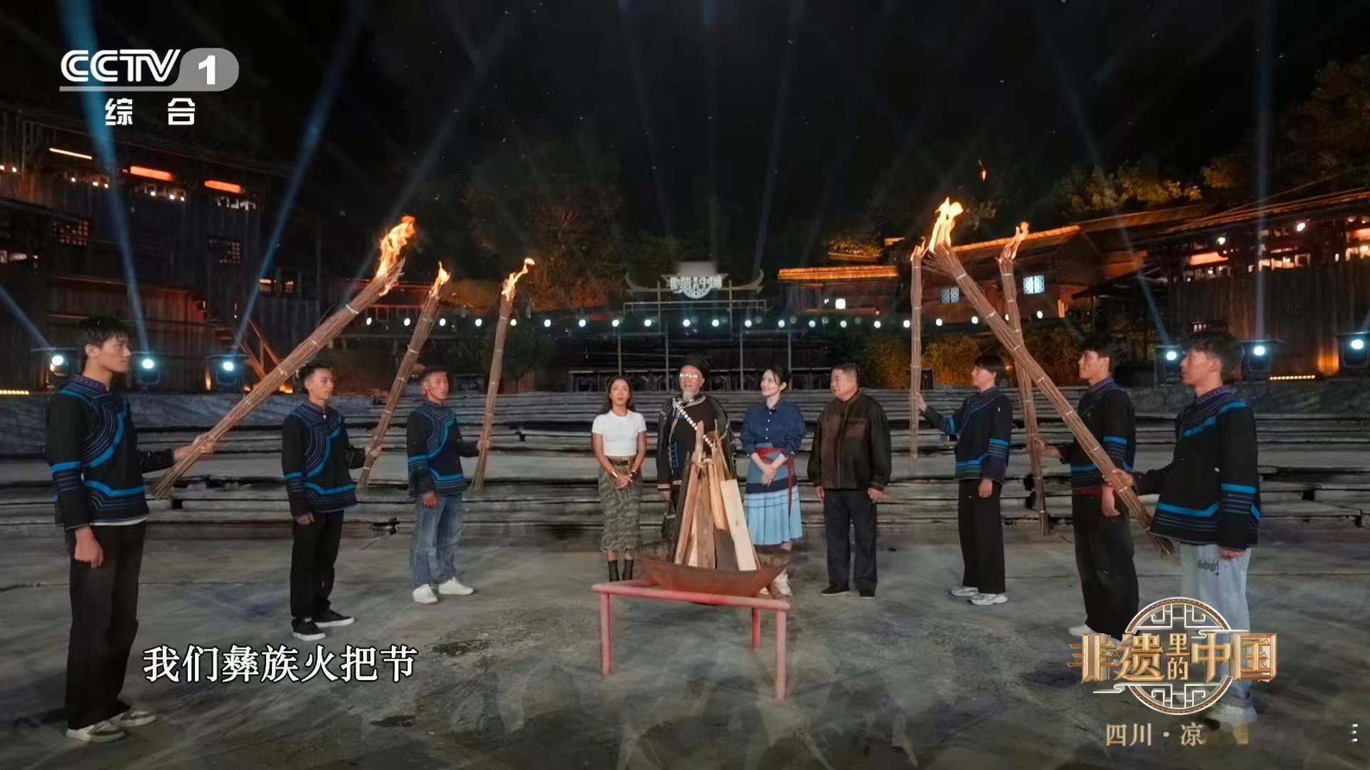 参加彝族火把节，简直像进入了一个光与火的奇幻世界，三天的活动让人目不暇接，真的被