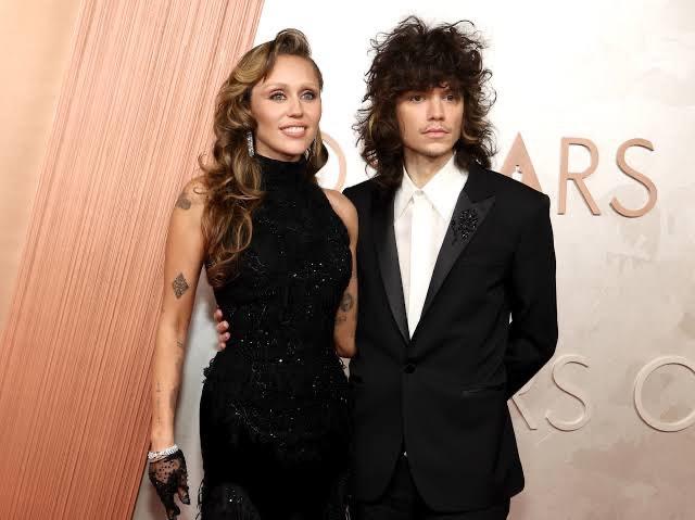 哇塞，11月23日外媒报道，32岁的麦莉·赛勒斯和小6岁男友Maxx Moran