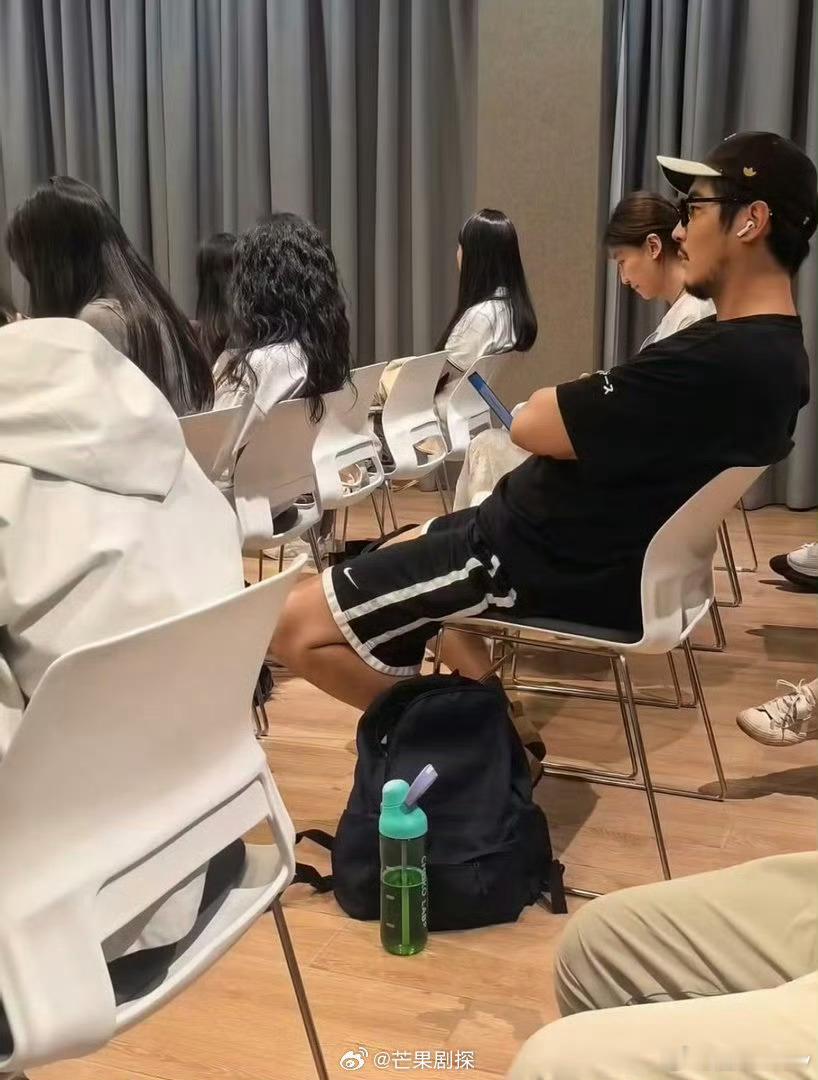 黄晓明金世佳林更新成博士同学了黄晓明成林更新金世佳博士学弟了 哈哈哈，晓明哥成林