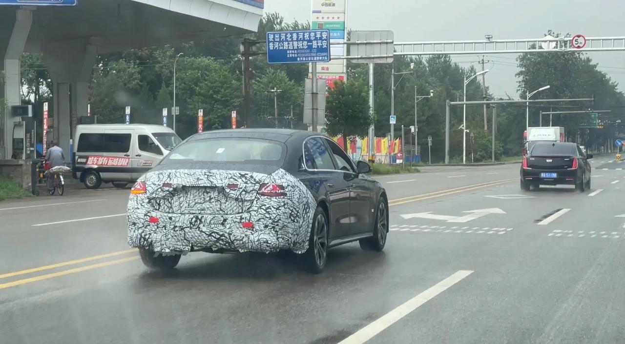 奔驰新一代E级长轴距版本测试车，可以发现长轴车身线条过度比现款更自然，很像S级的