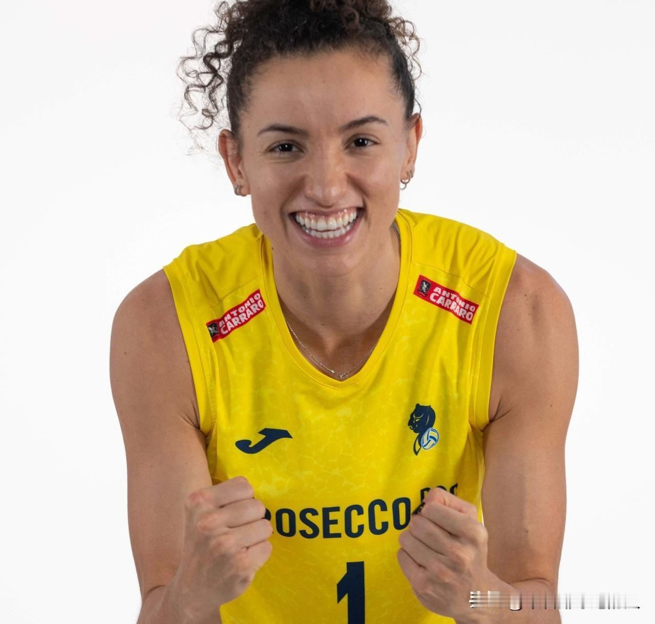 🇧🇷加比·吉马良斯：“她已经拿到了身份证，甚至赢得了巴西人的心（笑）。她说如