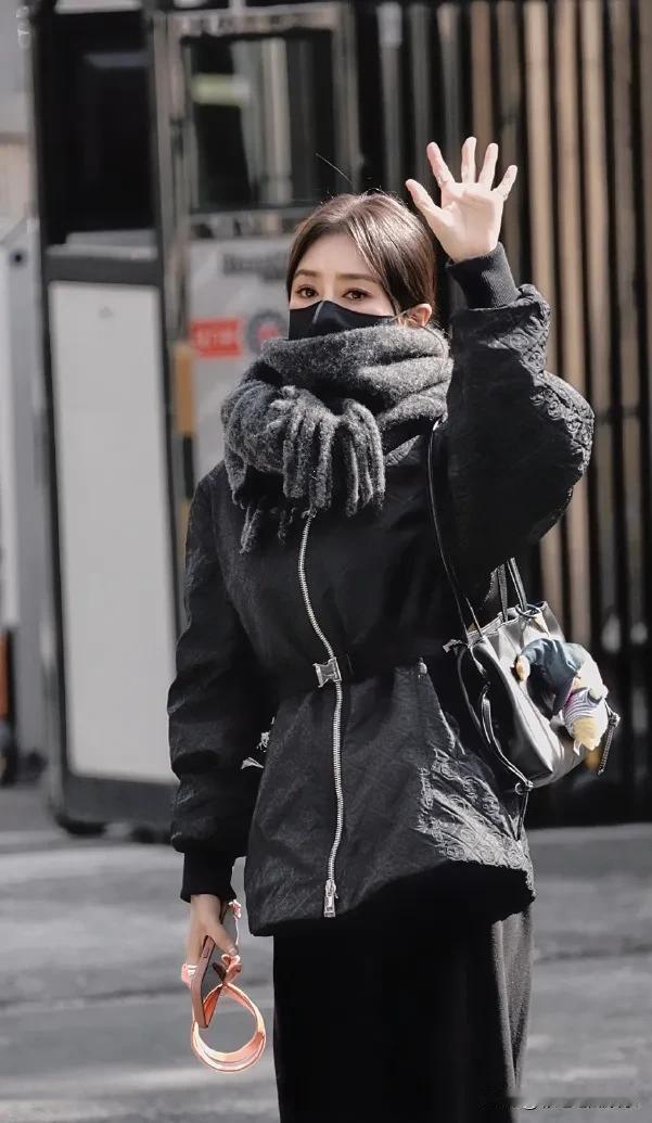 46岁秦岚现身北京，薄薄的一片状态真的太好了，像三十岁的小姐姐。

她穿着黑色皮