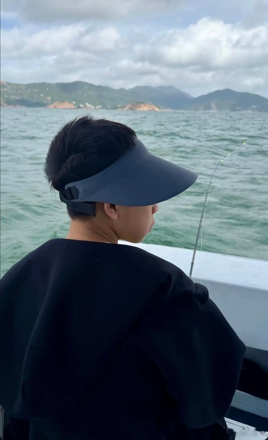 霍启刚带儿子搭游艇出海，13岁霍中曦海钓有模有样，父子满载而归！ 