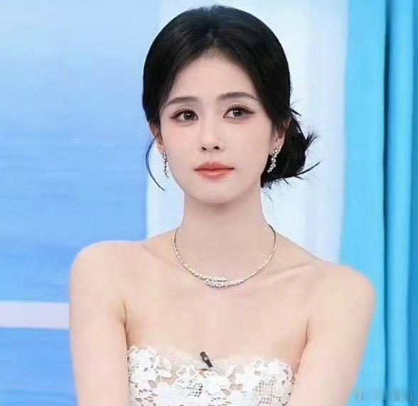 杨紫、白鹿今日份直播活动截图，白鹿看起来不太高兴的样子[思考] ​​​