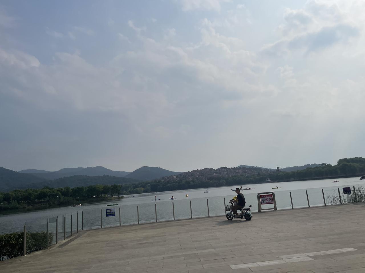 走投无路的时候,摆地摊丢人吗?不丢人，还能知道摆地摊卖什么，现在一切都比较难了竞