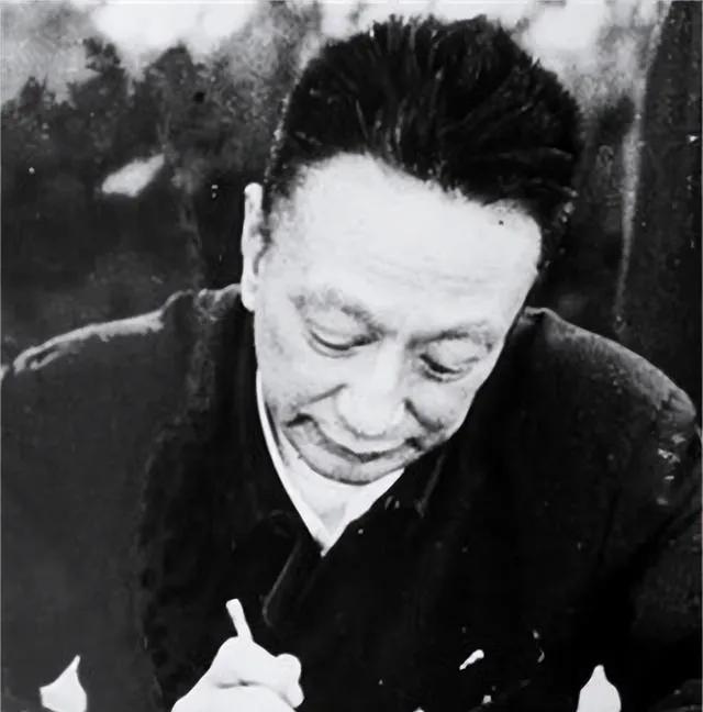 新中国成立初期，某年春节前夕，上海市政府一位负责行政事务的干部，提着一条金华火腿