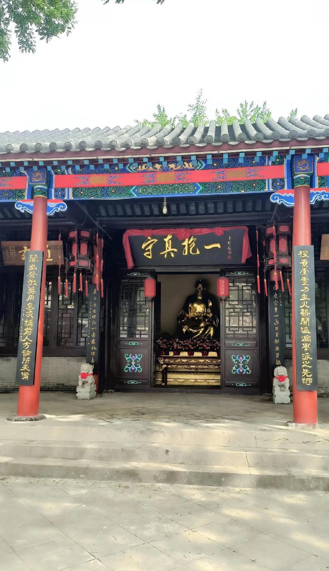 刘守庙这副对联，90%保定人都没读懂！
 
逛刘守庙的时候，你有没有注意过正殿柱