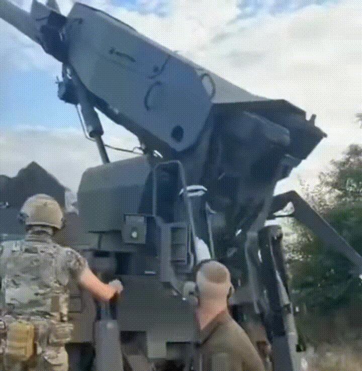 【乌军自行火炮遭俄军无人机偷袭】
    乌军这款卡车炮感觉比较先进，自动将两枚