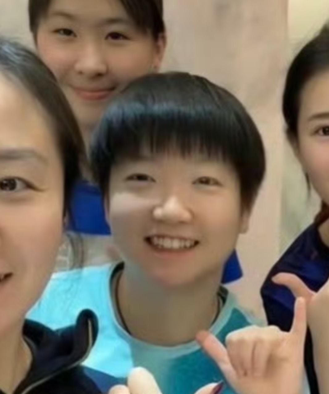 和外面这些女人笑这么甜，我不允许！