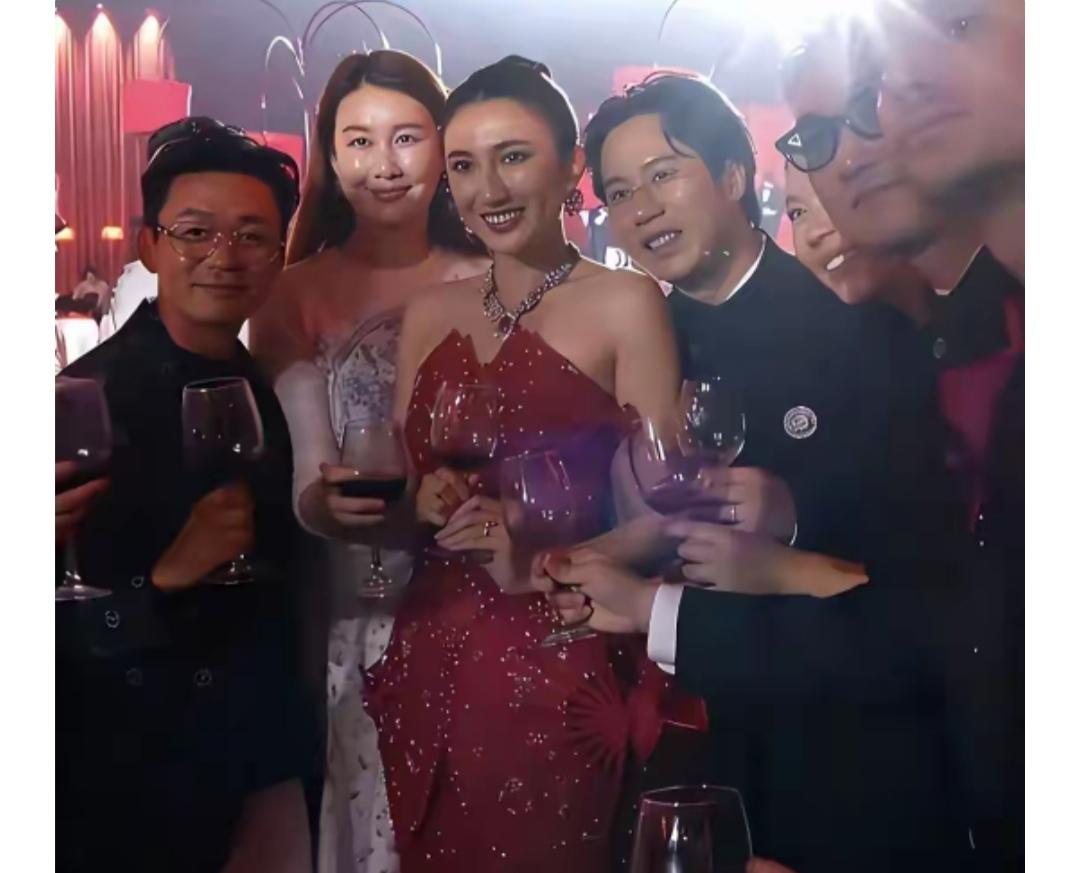 王宝强带着女友参加宴席。网友们评论说现在马蓉后悔了吗？

曾经那么相爱的人，现在