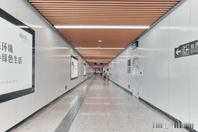 12月4日，江苏苏州
一女子坐地铁时不小心奶茶撒了
女子立刻蹲下清理
在纸巾用完