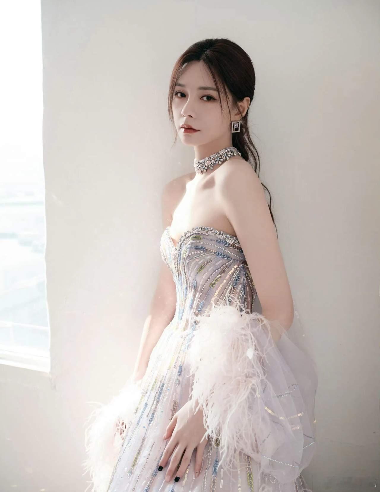 1.初哥哥夫妇早就想推儿子出圈了，之前儿子很叛逆老是乱说话翻车，最近好不容易调教