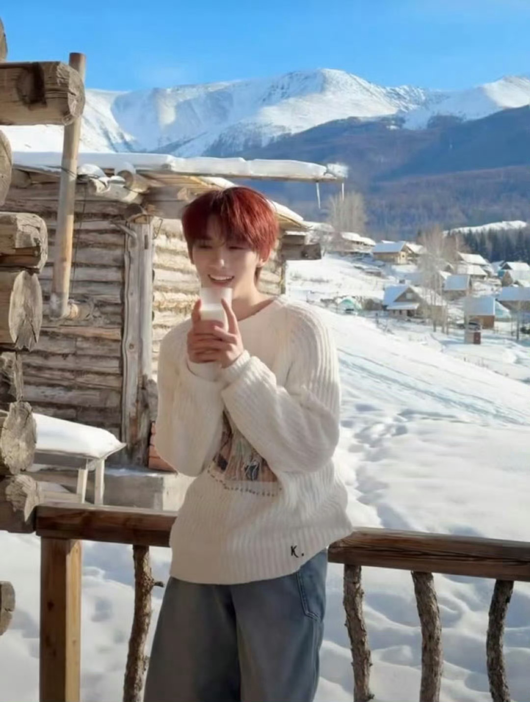 这不是白狐是什么！银发配白雪，清冷破碎感直接拉满，眉眼清隽又自带仙气，一抬眼就像