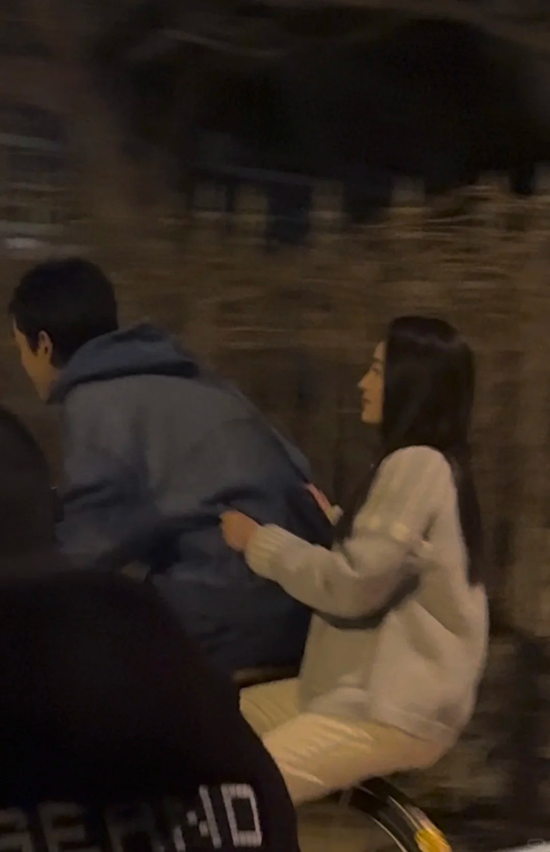 胡歌李沁《人间有味》路透，骑这种二八大杠自行车年代戏氛围感立马有了。 