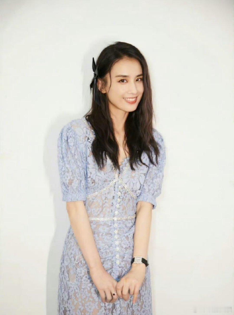 #黄圣依说不喜欢直播#从黄圣依直播状态，就能看出她的意愿，对直播毫无兴趣，直播间