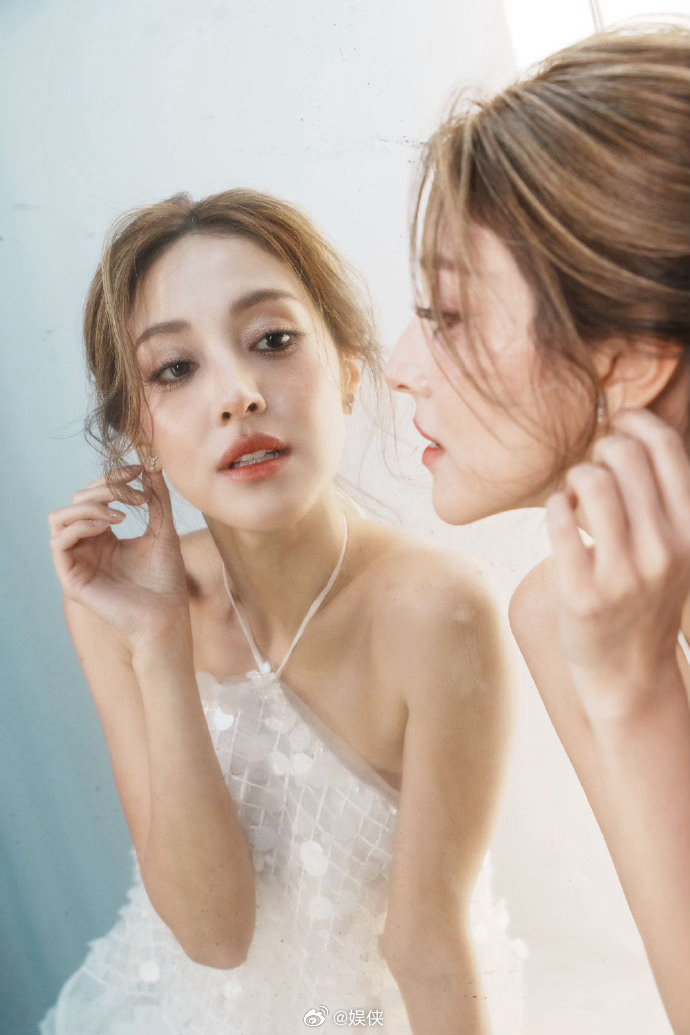 小小的陈凯琳大大的能量舞台上的陈凯琳能量满满，《雨爱》唱得超动人，台风在线实力超