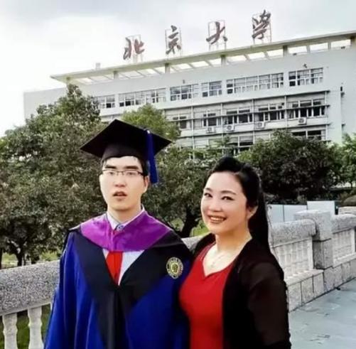 1988年，武汉1女老师挺孕肚上课，突然腹痛不止，丈夫赶来一看，高兴说：要生了。