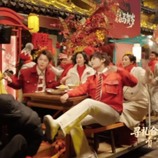 张远现身央视春晚合肥分会场 张远春晚合肥分会场探班，一口一个家乡美食说得贼溜。作