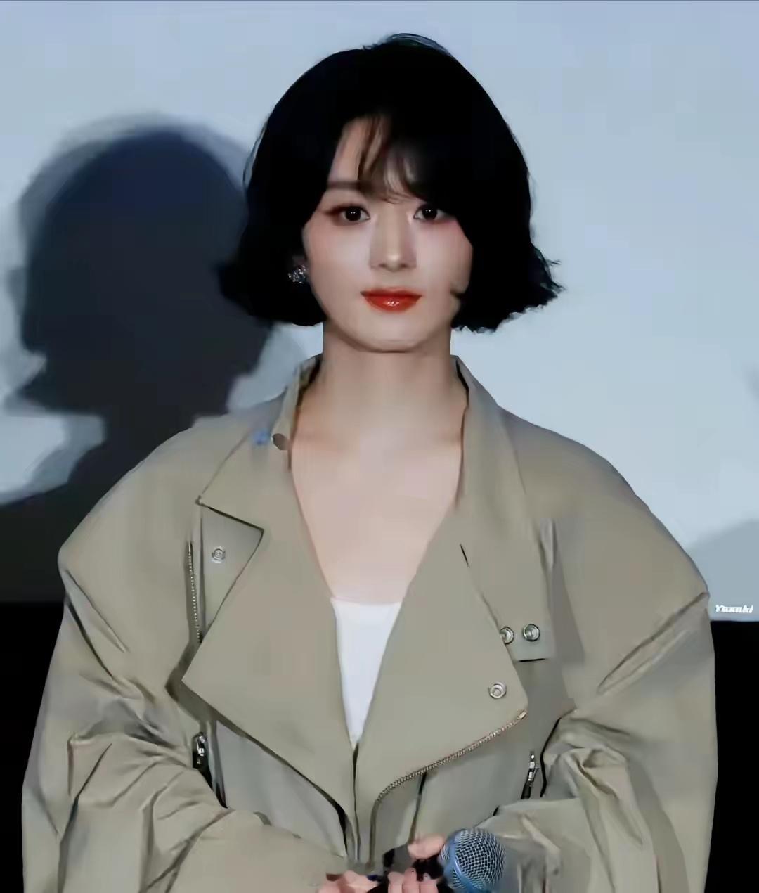 网友投稿:红花还需绿叶衬，这绿叶就是赵露思，赵露思剪了同款短发，立马就衬托出赵丽