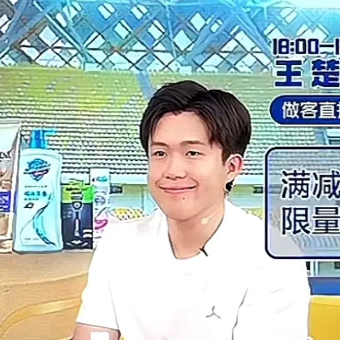 楚钦老师的直播，哈哈，
感觉这孩子真的不适合演啊。
直播间里很配合主持人了，
但
