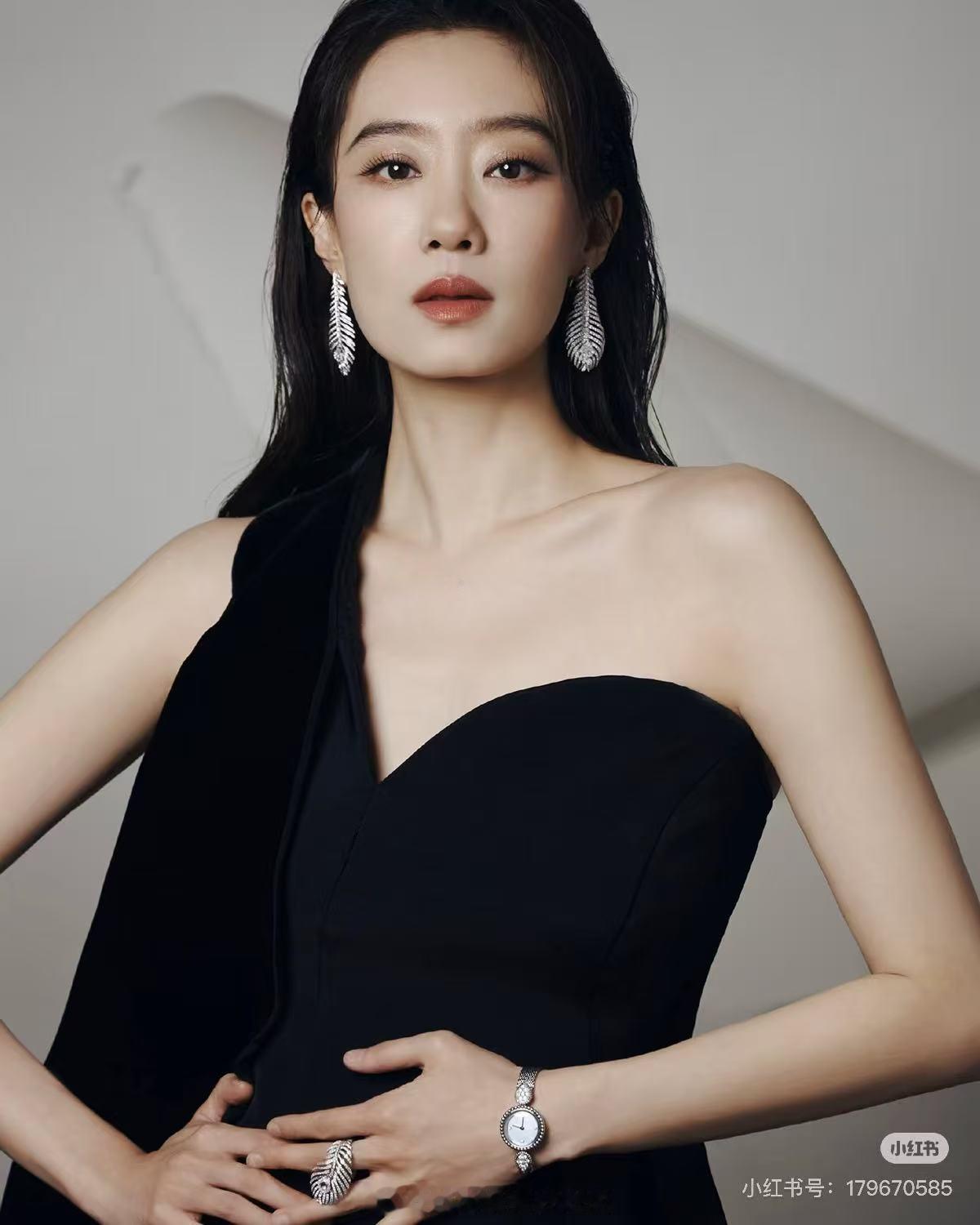 正午阳光新剧官宣女主张小斐正午班底的剧挺好的，张小斐这个剧接的很棒 