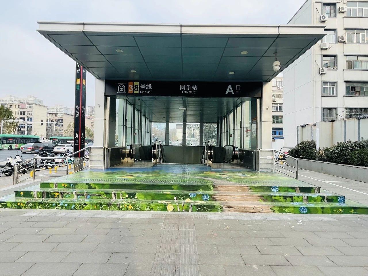 郑州地铁三号线，新的网红打卡圣地！
近日，郑州中建深铁3号线两处步梯上演了一场惊