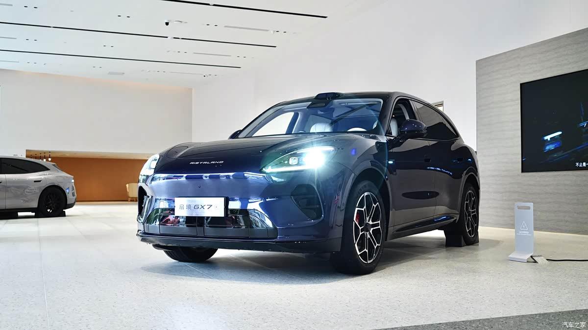 GX7 阔五座智能百变 SUV，没有只依靠单块屏幕做影音体验，而是搭建起多位置、