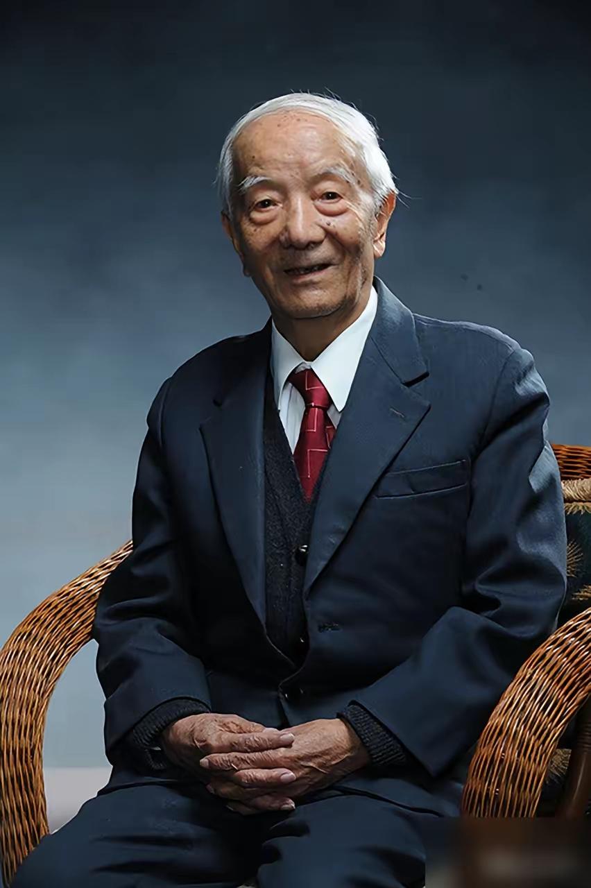 王希季老先生走的那天，很多人刷到新闻划过去了。

他活了105岁，西南联大出来，