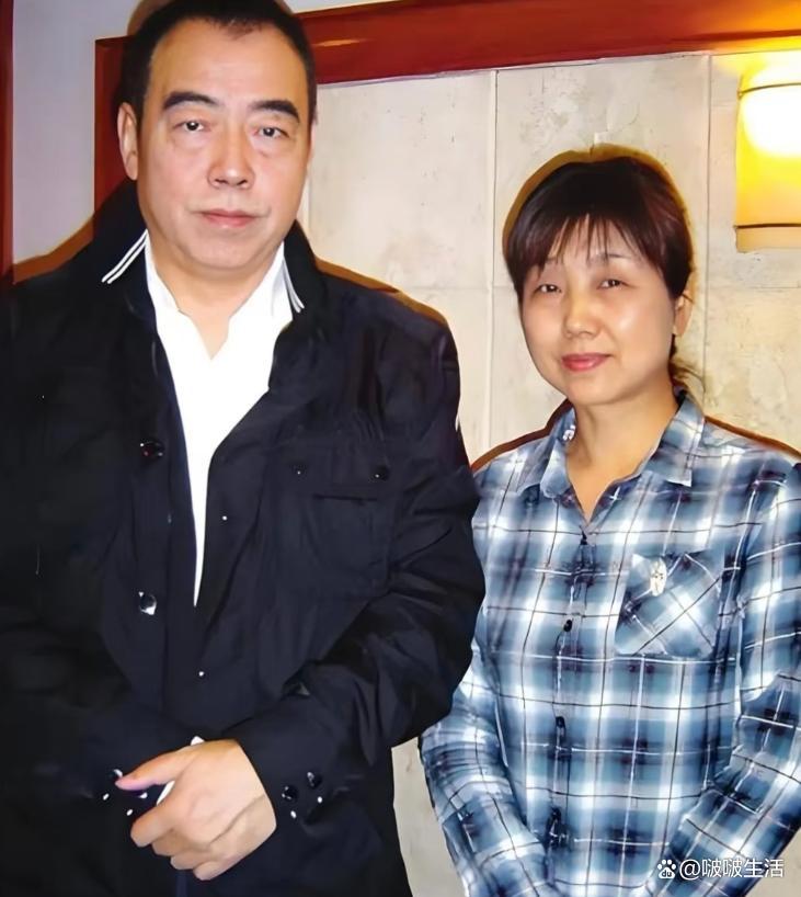 这是陈凯歌和他妹妹陈凯燕的一张合影
从合影上看，两个人长的都是属于天庭饱满，沉稳
