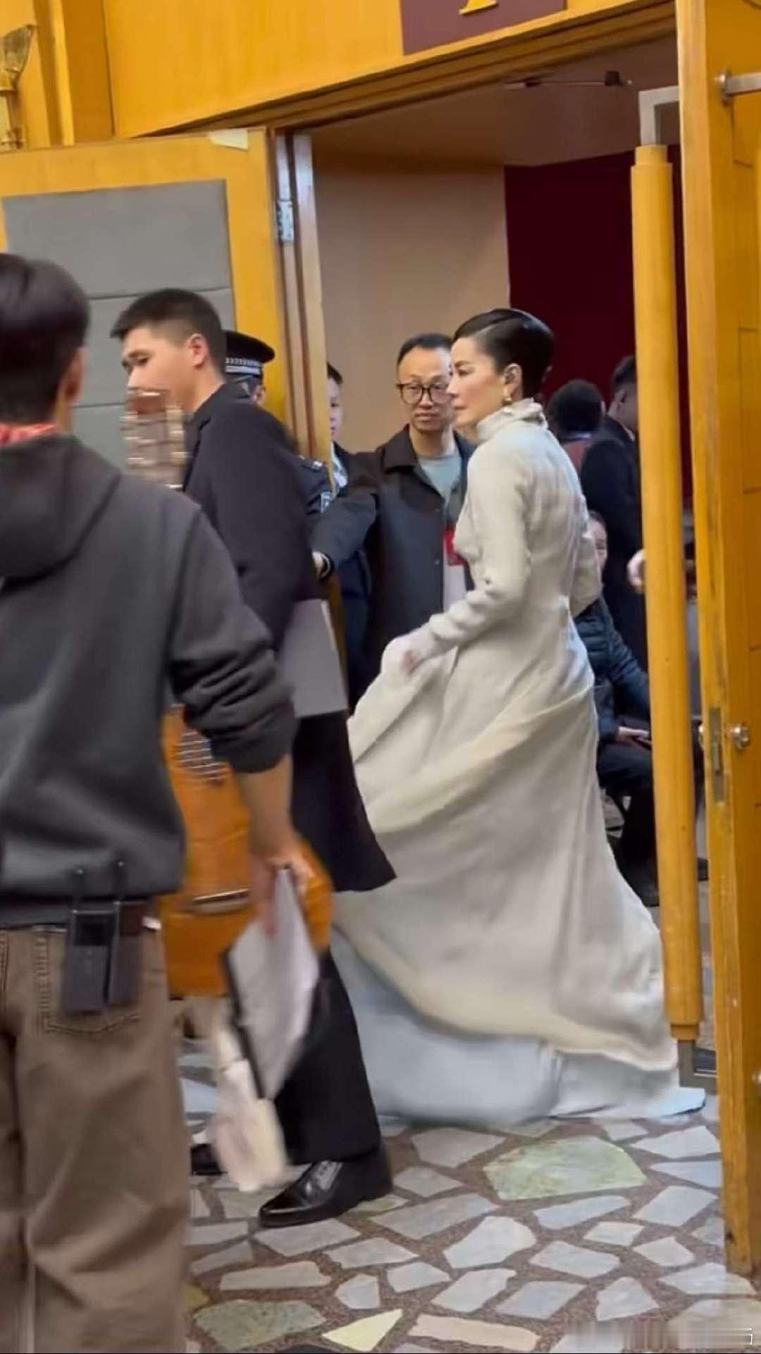 天后王菲光临除夕之夜直播，独唱。 