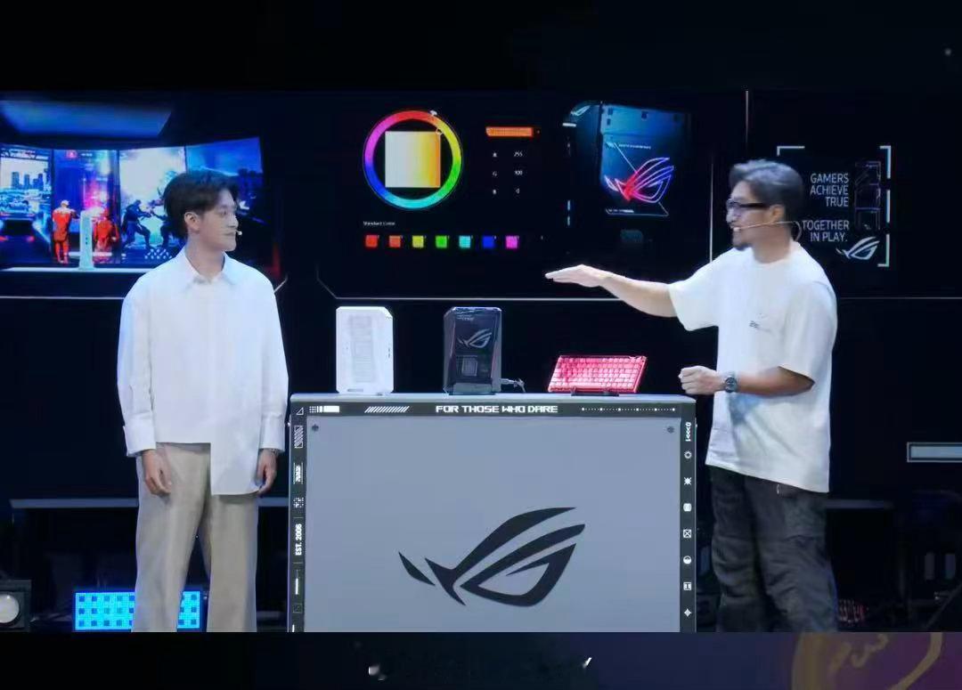 ROG20周年枪神10Plus超竞版 18英寸枪神10 Plus超竞版，带着系列